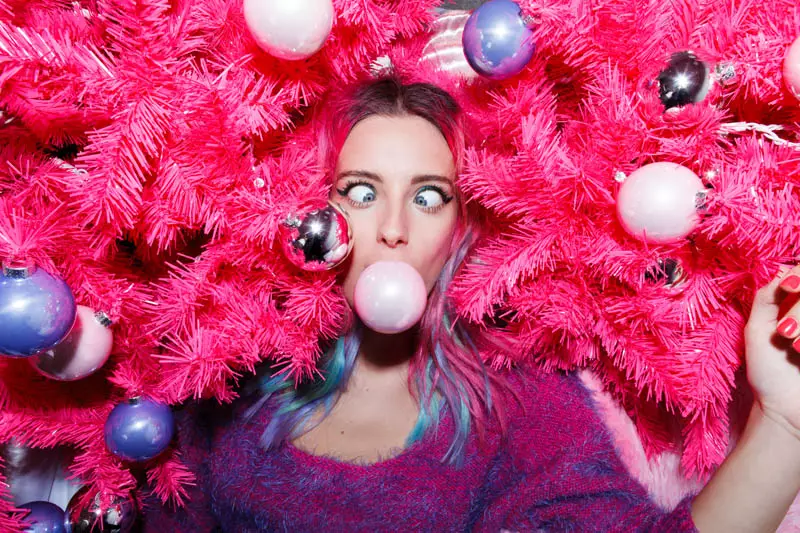 Chloe Norgaard นางแบบสไตล์นีออนสำหรับลุคบุ๊กของขวัญของ Nasty Gal