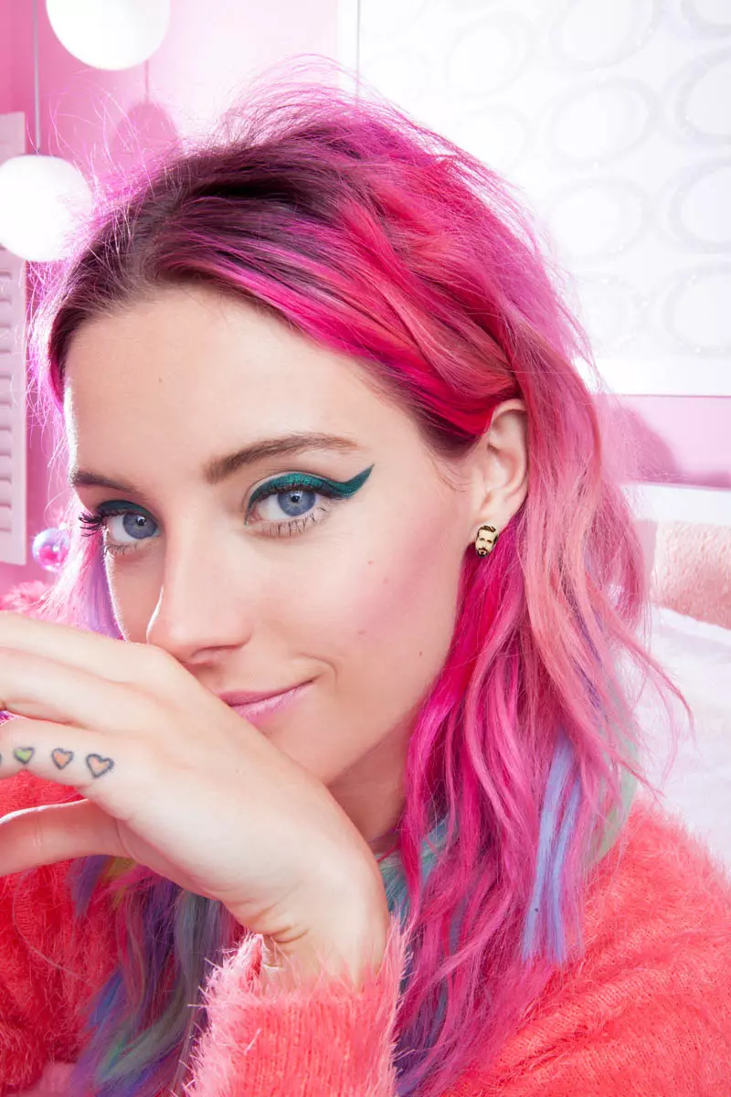 Chloe Norgaard, Nasty Gal's Gift Lookbook을 위한 네온 스타일 모델