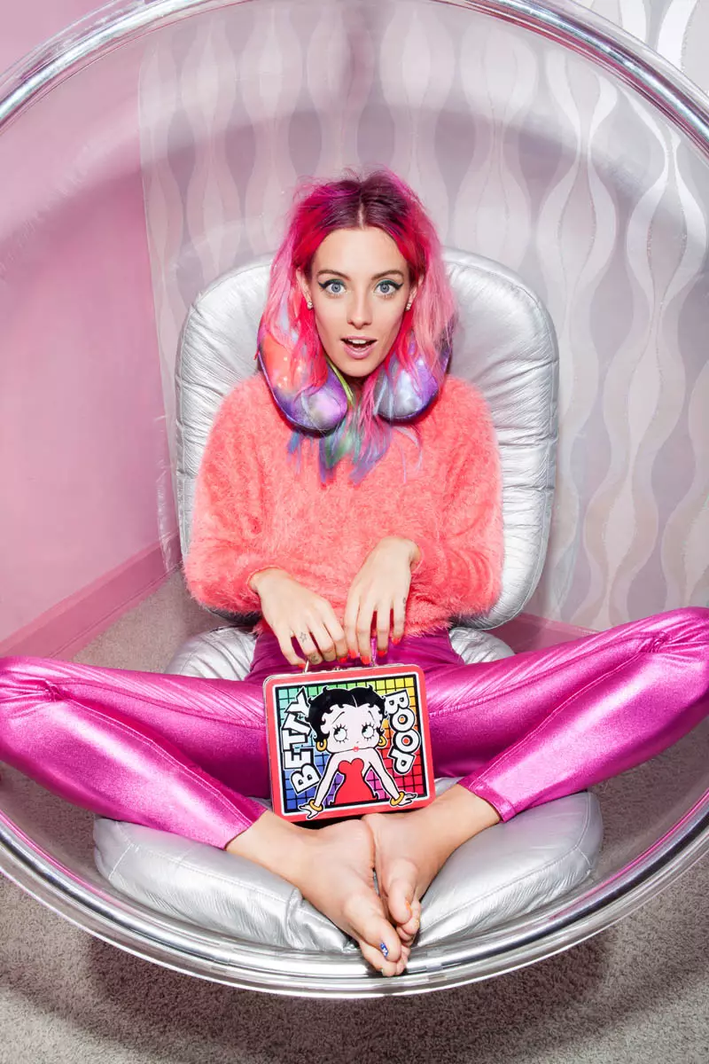 Chloe Norgaard ម៉ូដែល Neon Style សម្រាប់ Nasty Gal's Gift Lookbook