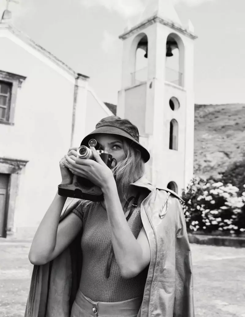 कैरोलीन विनबर्ग ने एली इटली के लिए एक स्टाइलिश पर्यटक की भूमिका निभाई