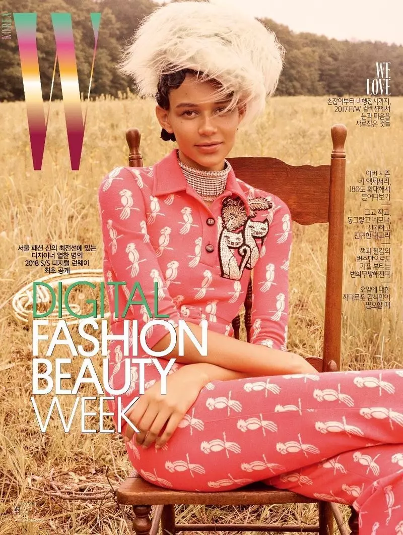 Binx Walton Poses Outdoors yn Miu Miu Fashions foar W Korea