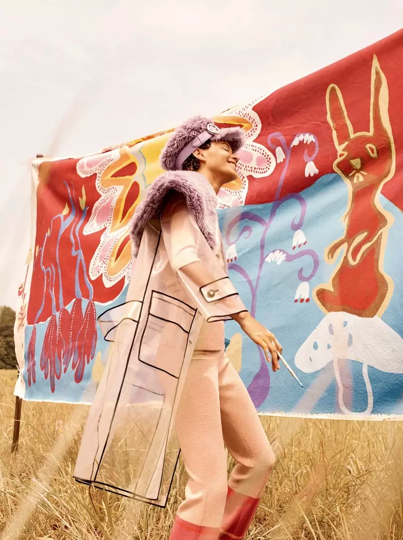 Binx Walton Poses Outdoors yn Miu Miu Fashions foar W Korea