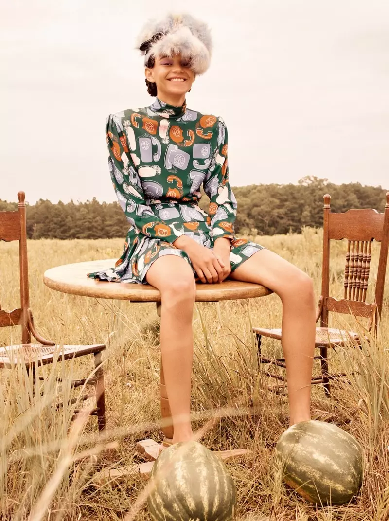 Binx Walton duro ni ita ni Miu Miu Fashions fun W Korea