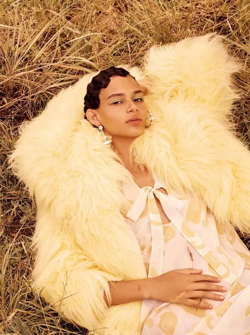 Binx Walton Poses Outdoors yn Miu Miu Fashions foar W Korea