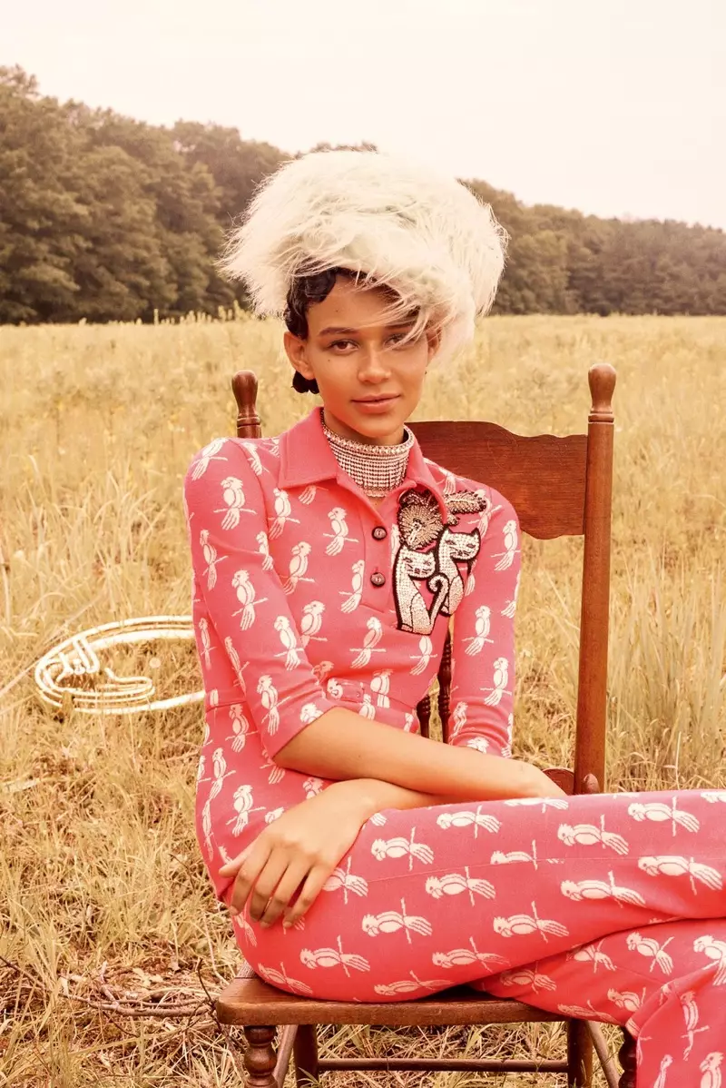 Binx Walton posa ao aire libre en Miu Miu Fashions para W Korea