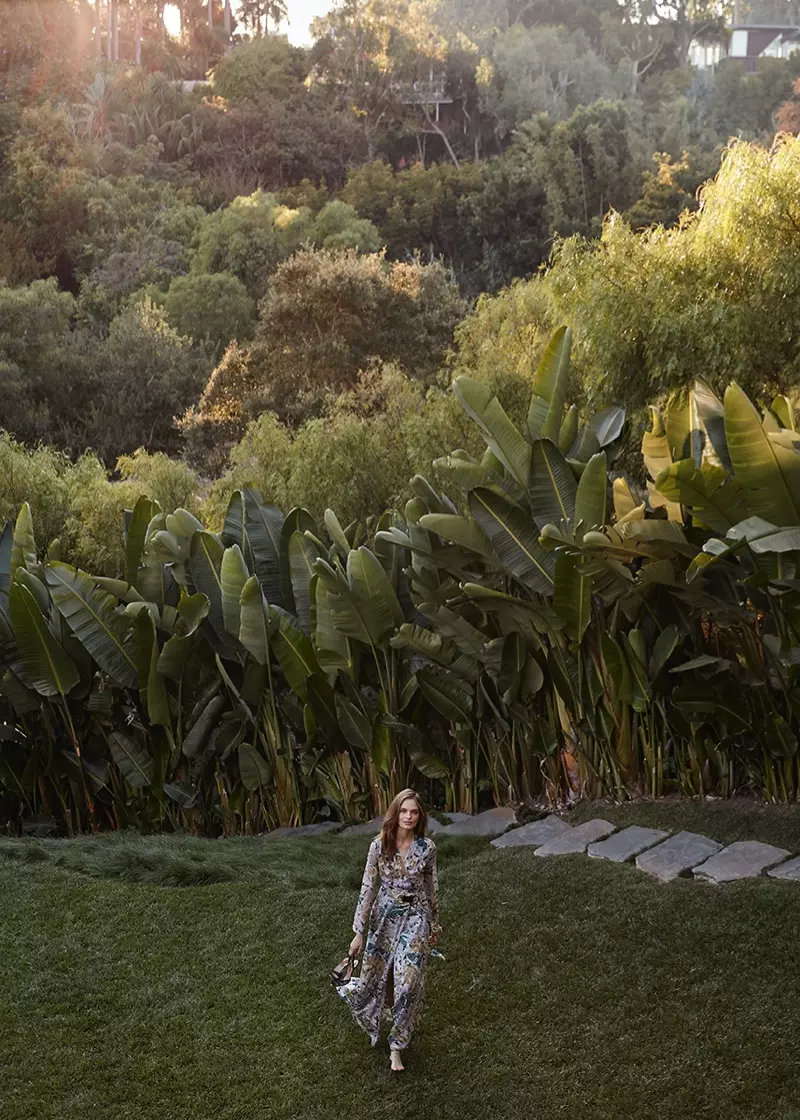 Anna Mila Guyenz pose di Malibu, California pikeun panduan gaya DVF Januari 2020