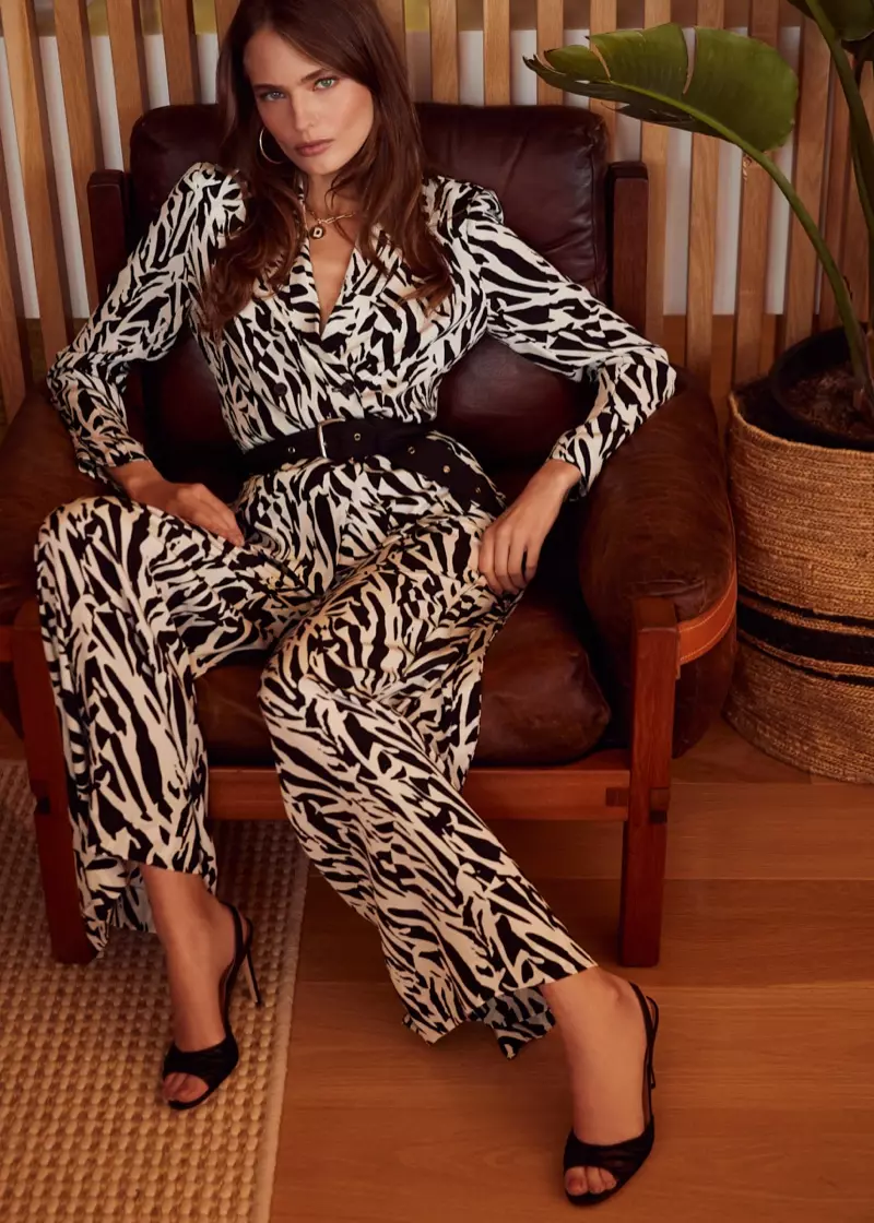 Modellen Anna Mila Guyenz poserar i en printad jumpsuit från DVF januari 2020-kollektionen