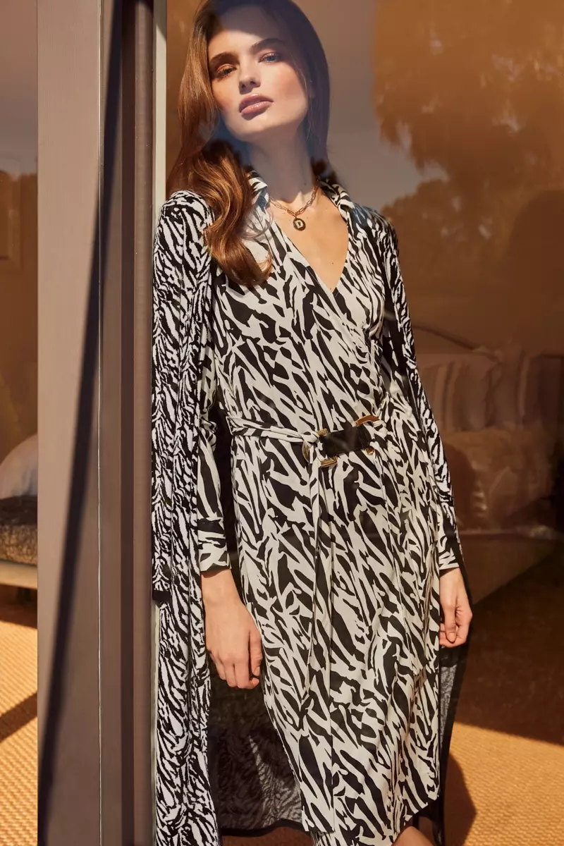 Model Anna Mila Guyenz ziet er luxe uit in de DVF-collectie van januari 2020