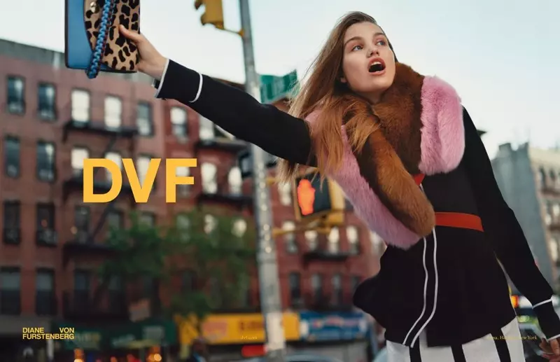 Luna Bijl akiashiria teksi katika kampeni ya Diane von Furstenberg ya msimu wa baridi-majira ya baridi 2017