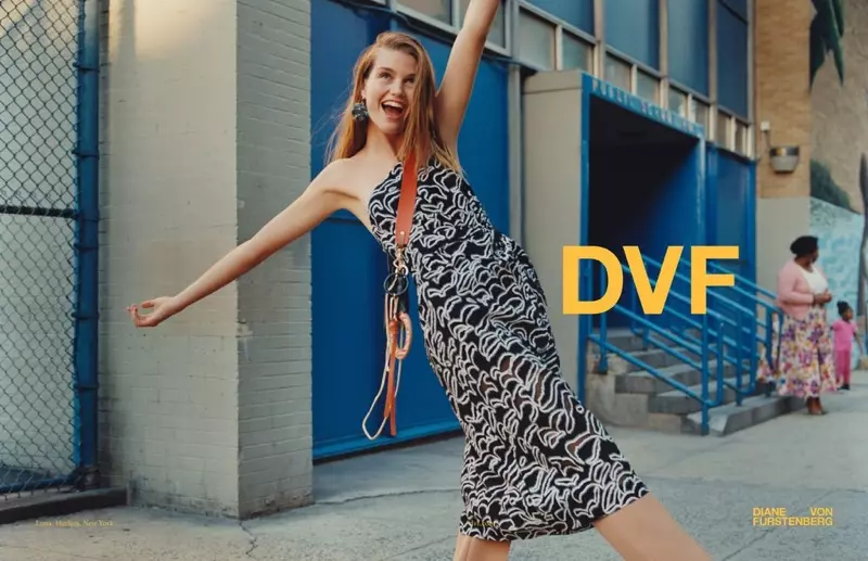 D'Luna Bijl huet dem DVF seng Signature Prints fir d'Hierscht-Winter 2017 Kampagne vun der Mark