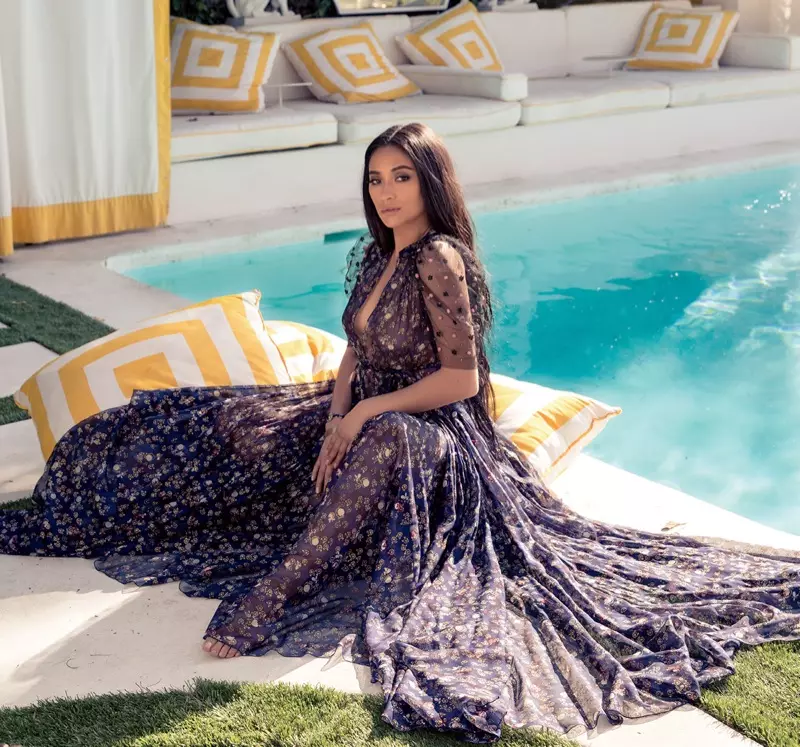 Shay Mitchell pózuje u bazénu a nosí šaty Valentino