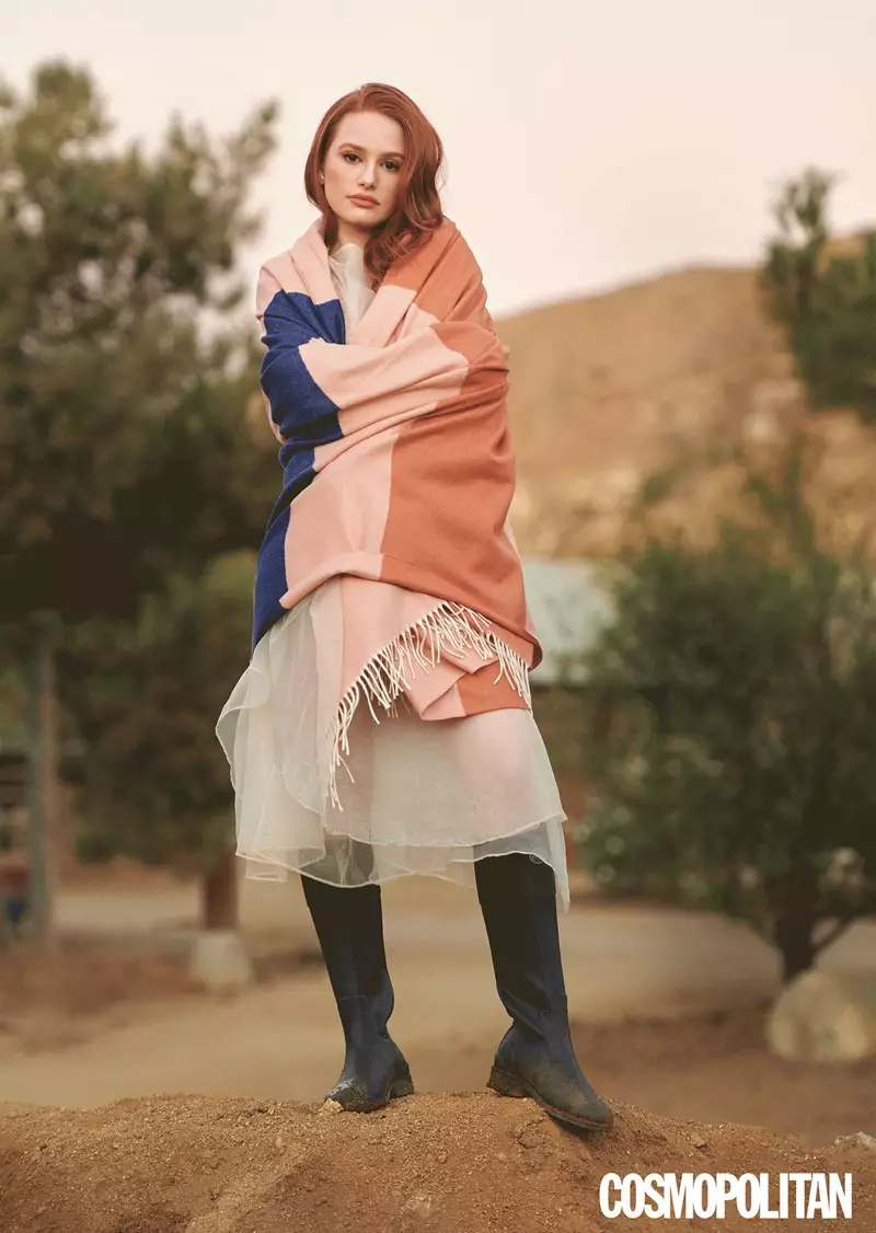 Aktorja Madelaine Petsch ka veshur fustanin Sandy Ling me bottoms Calle Del Mar dhe çizmet La Chameau.