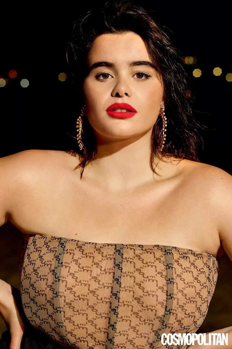 Schauspielerin Barbie Ferreira trägt Schiaparelli-Ohrringe mit Miaou-Korsett.