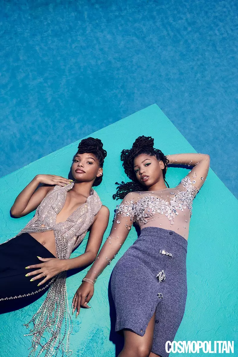 Dziedošais duets Chloe x Halle pozē krāšņā izskatā.