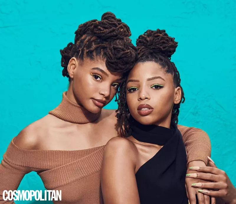 Sisters Chloe x Halle posearje yn Monse-jurken.