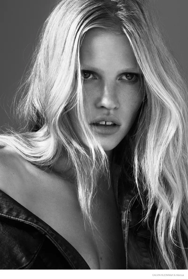 Die Nederlandse model Lara Stone is bekend vir haar gapende tande. Hierdie unieke eienskap het haar veldtogte vir tophandelsmerke soos Calvin Klein, Versace, Givenchy en Louis Vuitton besorg. En in 2013 is Lara selfs aangewys as 'n model-ambassadeur L'Oreal Paris. Foto: Calvin Klein