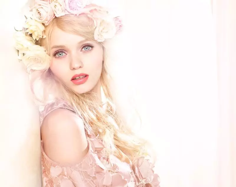 Abbey Lee Kershaw 是一位澳大利亚时装模特，她也以她的缺牙而闻名。这位金发女郎出现在 Gucci、Jill Stuart、Saint Laurent、Hugo Boss、Calvin Klein 和 Chanel 等品牌的广告中。 Abbey 最近转入演艺圈，在《疯狂的麦克斯：狂暴之路》中扮演角色。照片：吉尔·斯图尔特