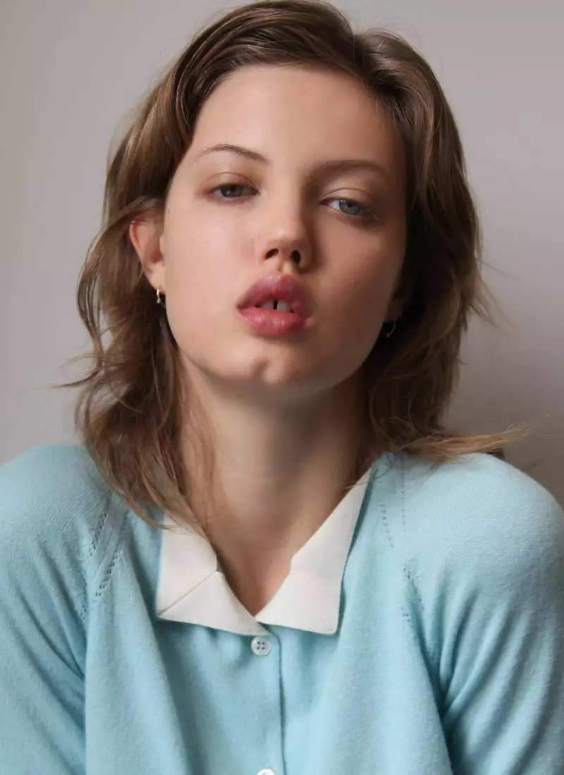 Amerika modelo Lindsey Wixson estas alia breĉo denta beleco. Lindsey faris modkampanjojn por ĉefaj etikedoj kiel Fendi, Chanel, Jill Stuart, H&M, Miu Miu kaj Mulberry. Foto: Societo