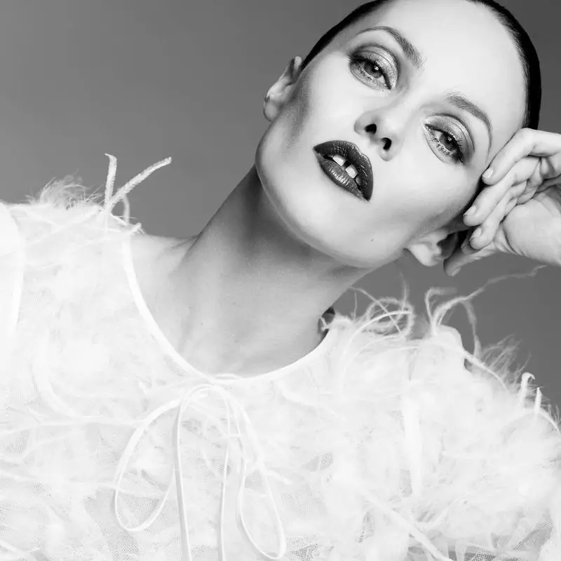 Vanessa Paradis adalah model dan aktris Prancis. Gigi renggangnya tidak menghentikannya untuk menjadi inspirasi bagi Chanel sejak 1991. Foto: Chanel