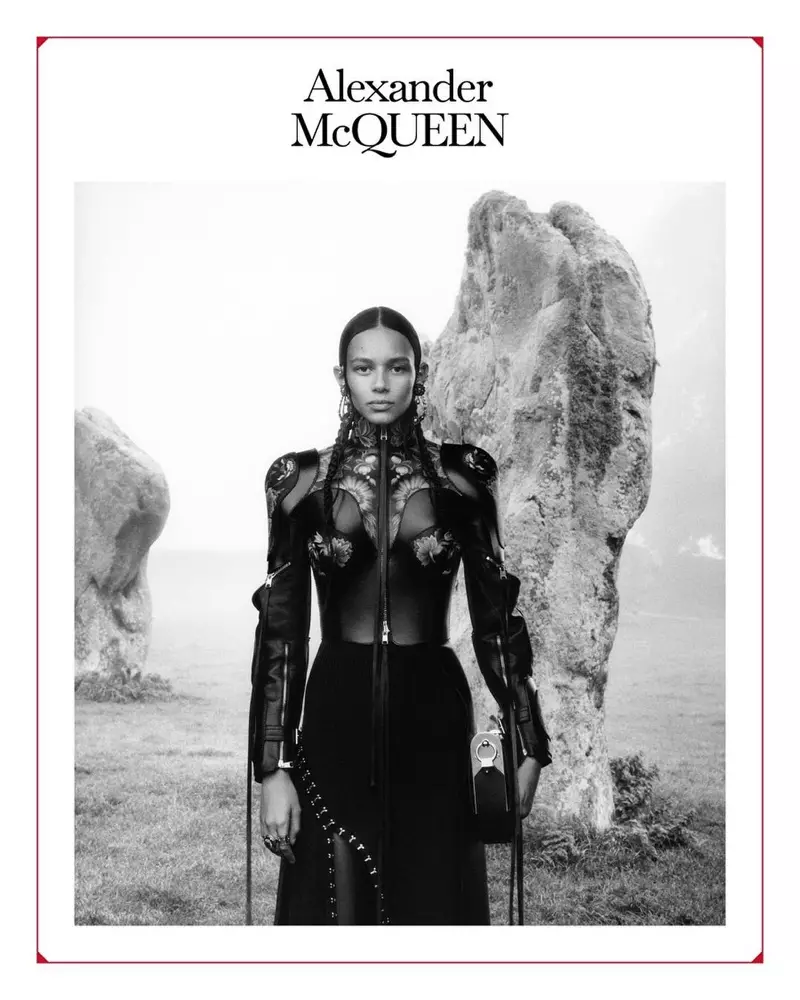 Tá Binx Walton ina réalta i bhfeachtas earrach-samhraidh 2019 Alexander McQueen