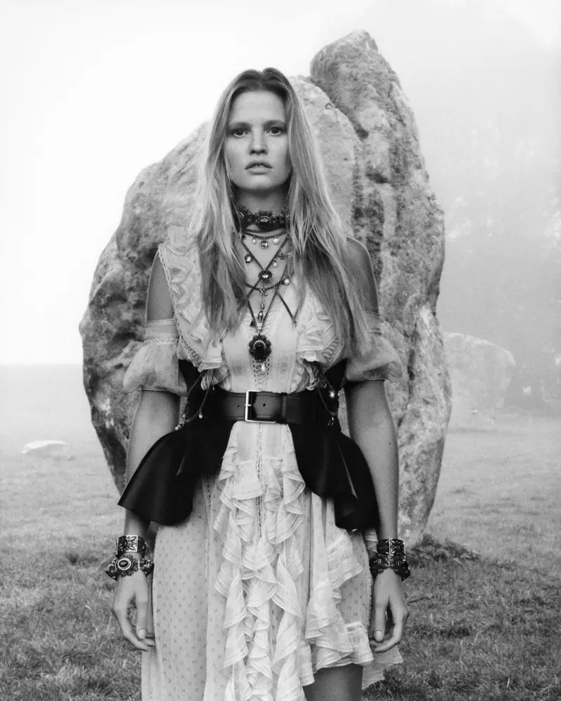 Lara Stone è la protagonista della campagna primavera-estate 2019 di Alexander McQueen