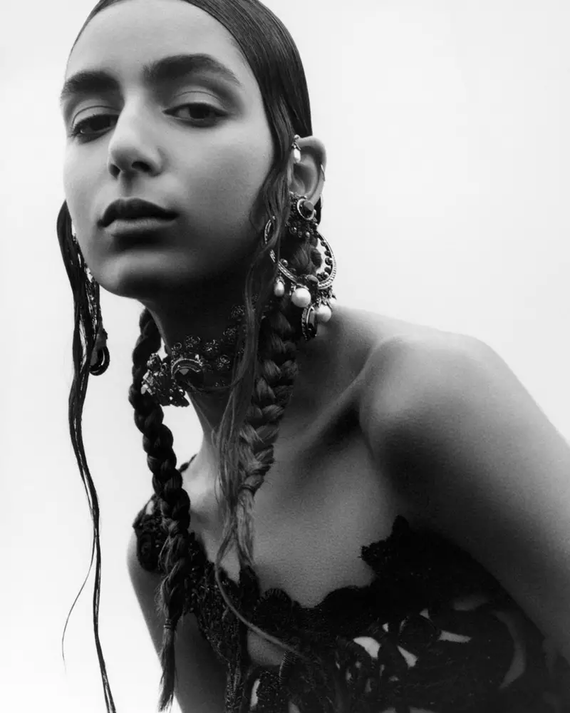 Nora Attal protagoniza a campaña primavera-verán 2019 de Alexander McQueen