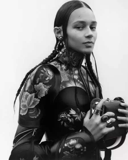 Alexander McQueen sorprende con la campaña Black & White Spring '19