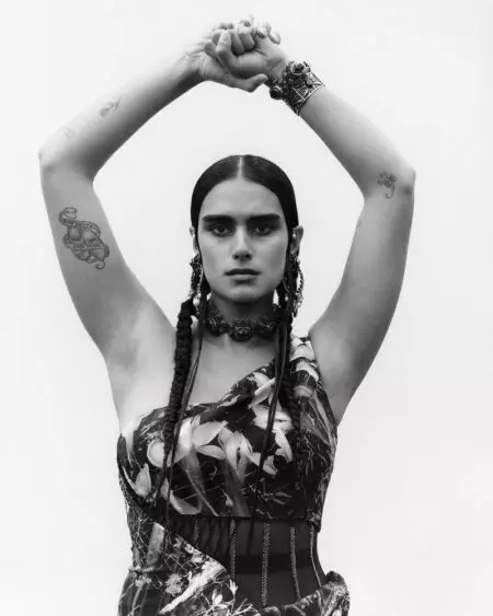 Alexander McQueen sorprende con la campaña Black & White Spring '19