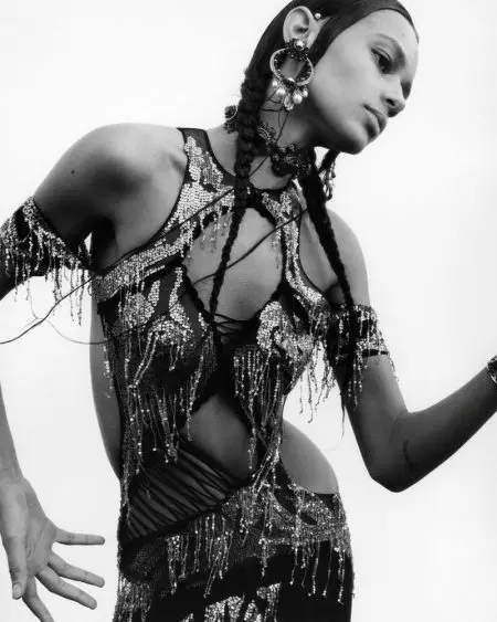 Alexander McQueen Stuns ndi Black & White Spring '19 Campaign