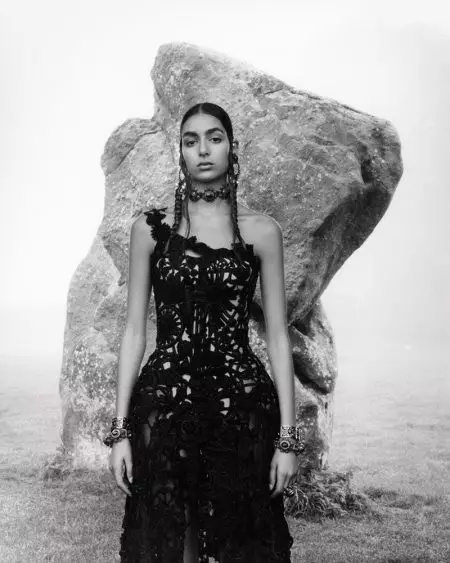 Alexander McQueen Stuns with Black & White Spring Feachtas '19