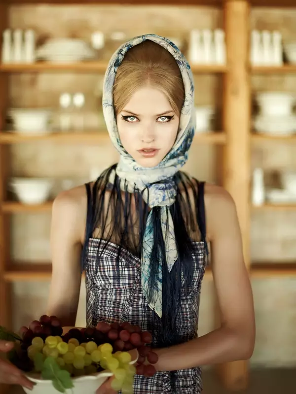 Annica de Dimitris Skoulos por Elle Greece aŭgusto 2010