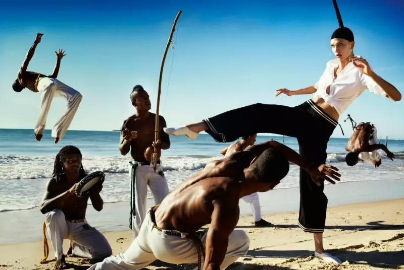 Karlie Kloss 2012 年 7 月前往巴西參加 Vogue 美國版，由 Mario Testino 拍攝