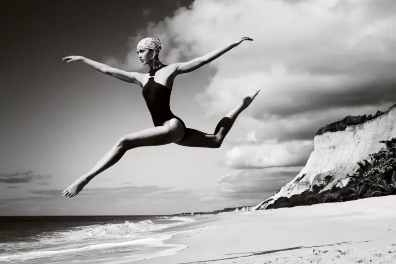 Karlie Kloss taub hau rau Brazil rau Vogue US Lub Xya hli ntuj 2012, Lensed los ntawm Mario Testino