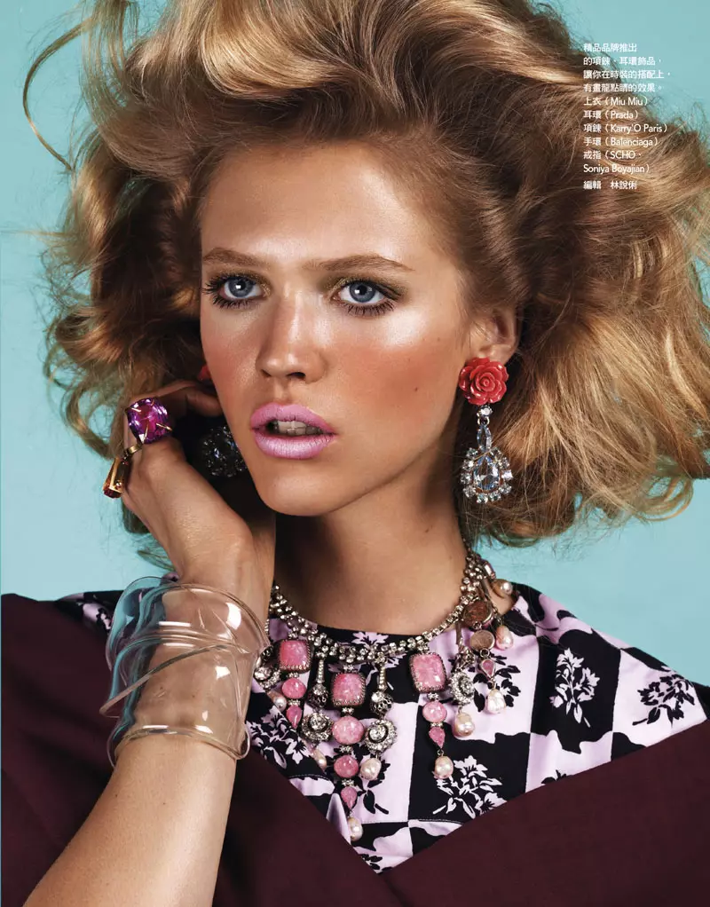 Xanna Vahmer Naomi Yangning Vogue Tayvan 2012-yil iyul oyida suratga olish uchun retro chic uslubida chiqdi.