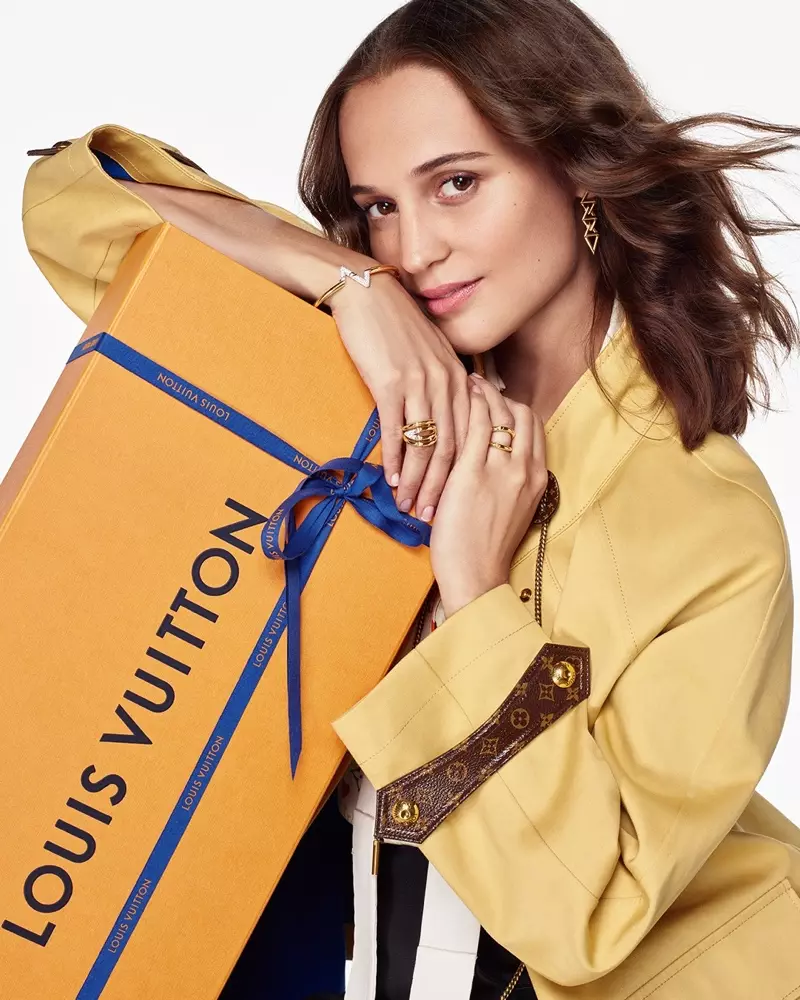 Alicia Vikander โพสท่ากับกล่องของขวัญ Louis Vuitton ขนาดใหญ่สำหรับแคมเปญวันหยุดปี 2020 ของแบรนด์ นักแสดงหญิงมีเสน่ห์ในเสื้อโค้ตหลุยส์วิตตองสีเหลืองพร้อมรายละเอียดหนังโมโนแกรม