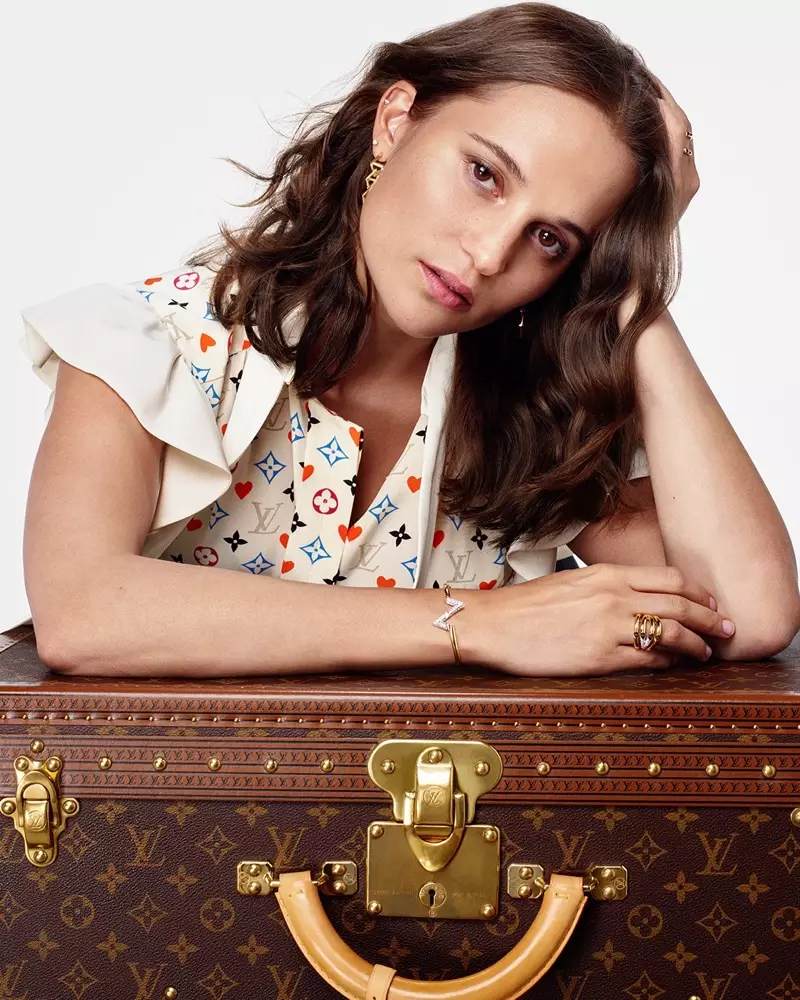 Näitleja Alicia Vikander kannab Prantsuse moemaja 2020. aasta pühadekampaania puhul mitmevärvilist monogrammi Louis Vuittoni pluusi.