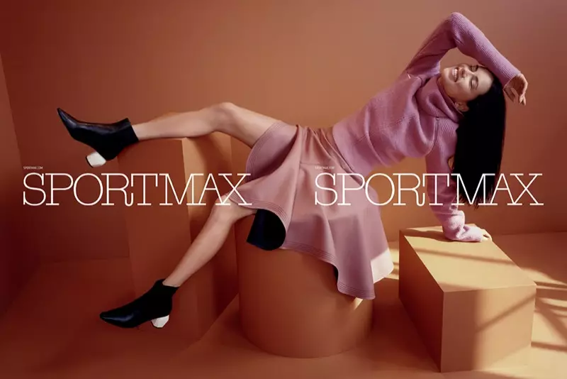 Sportmax의 2017 프리폴 캠페인에서 핑크색 스웨터와 스커트를 입은 Adriana Lima