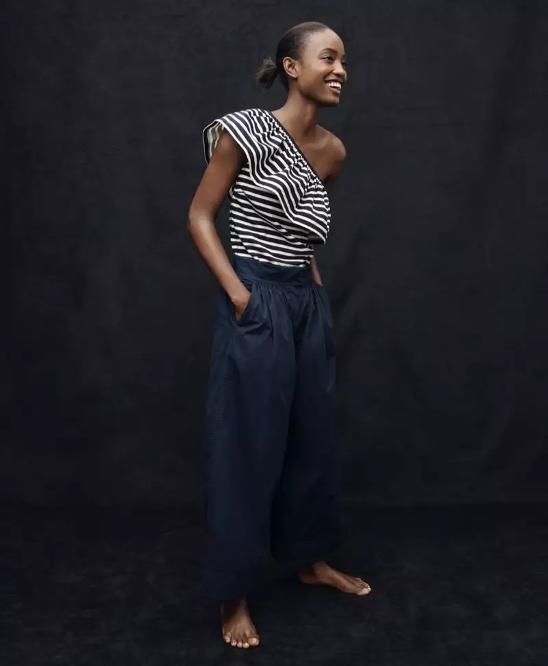 J. Crew Juu kwa Bega Moja kwenye Stripes na J. Crew Collection Suruali Iliyopunguzwa kwa Miguu Mipana kwa Kiitaliano Chino