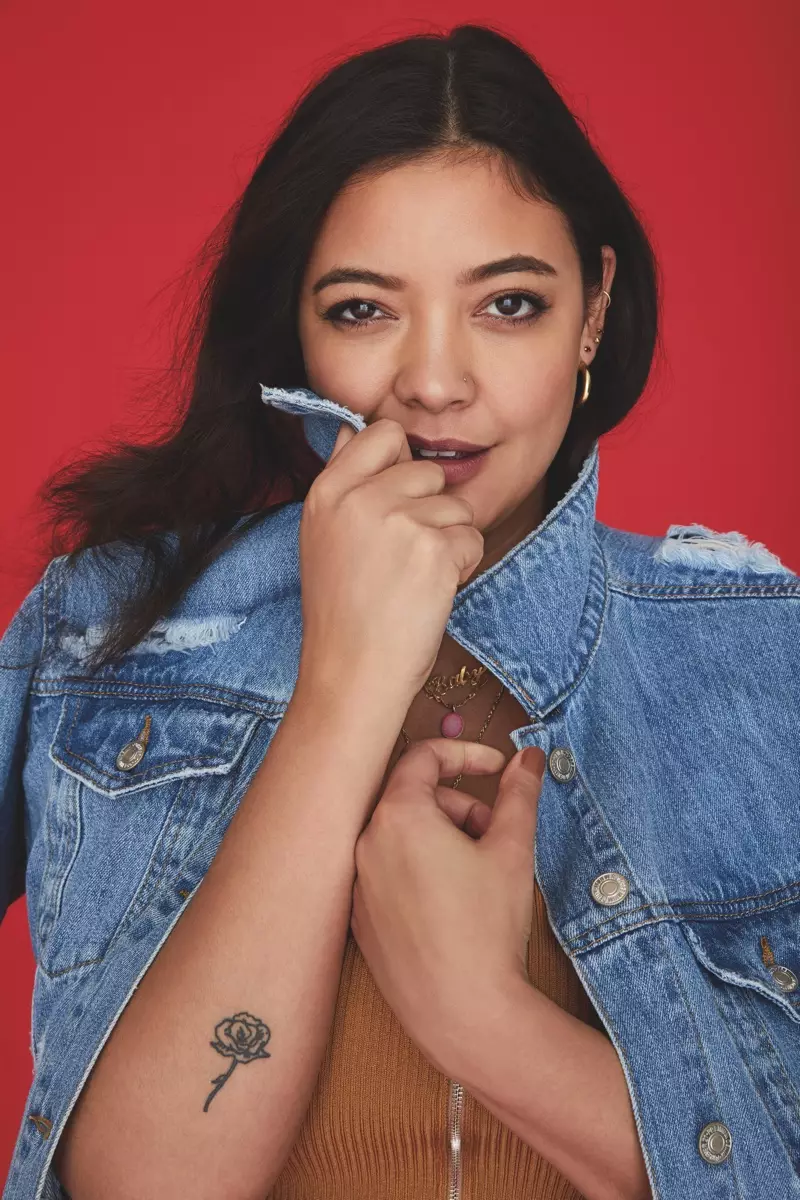 Model Naomi Shimada poseer in denim vir Forever 21 se voor-herfs 2017-veldtog