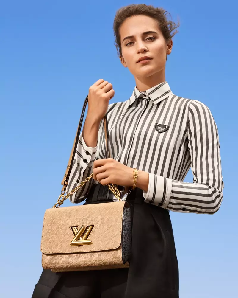 Leikkonan Alicia Vikander situr fyrir með Twist MM tösku fyrir Louis Vuitton New Classics herferðina