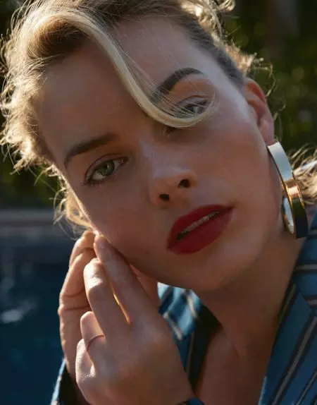 Margot Robbie Trempas la Sunon en PORTER Magazine