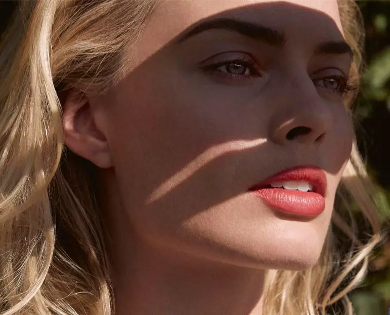 Nakaharap sa araw, ipinakita ni Margot Robbie ang isang coral pout