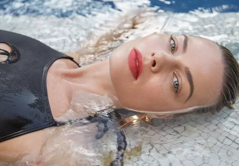 Margot Robbie, připravená na záběr zblízka, má na sobě horní díl bikin Chanel