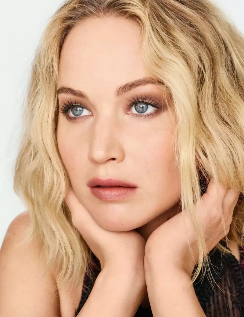 Yn barod ar gyfer agosáu, mae Jennifer Lawrence yn gwisgo steil gwallt tonnog