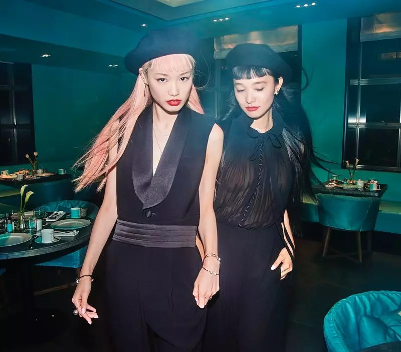 Fernanda Ly နှင့် Yuka Mannami တို့သည် Vogue Japan အတွက် NYC Girls များဖြစ်သည်။