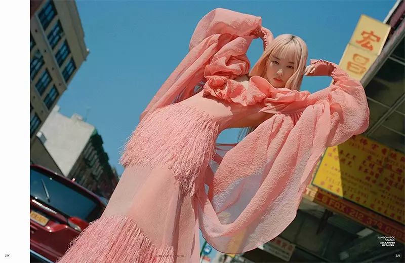 Fernanda Ly “Vogue Russia” üçin reňkli ansambllar