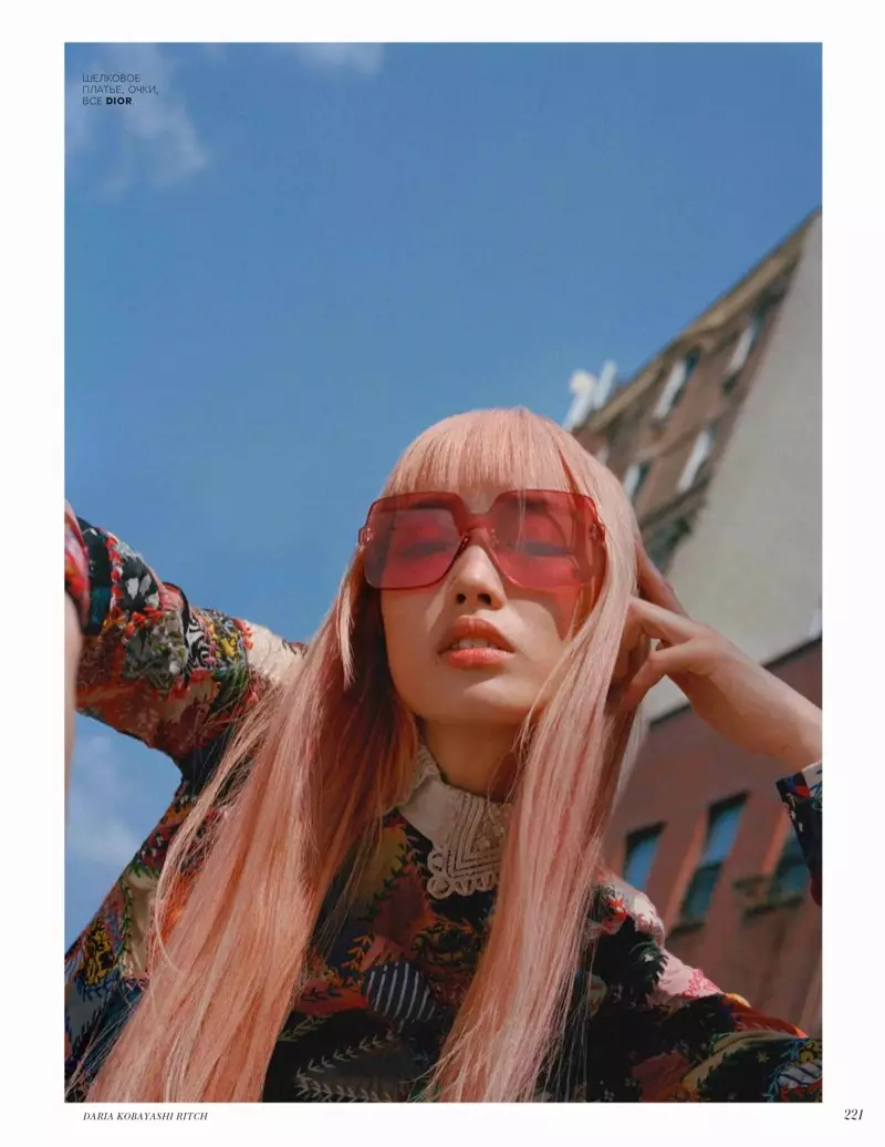 Fernanda Ly Vogue Russia сэтгүүлийн өнгөлөг чуулгад загвар өмсөж байна