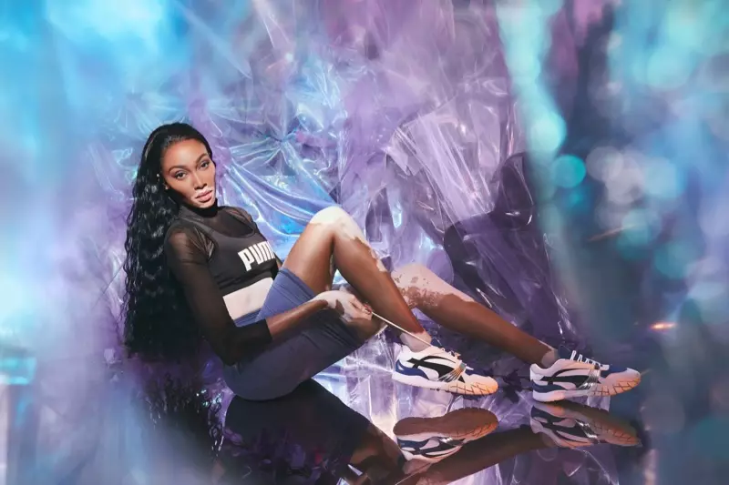 مودېل Winnie Harlow PUMA Kyron تەنھەرىكەت ئايىغىدا سۈرەتكە چۈشتى.