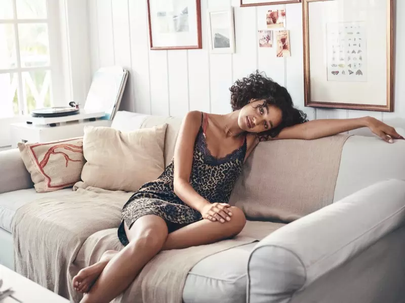 Damaris Goddrie poserer i slipkjole fra H&M x Love Stories undertøyskolleksjon