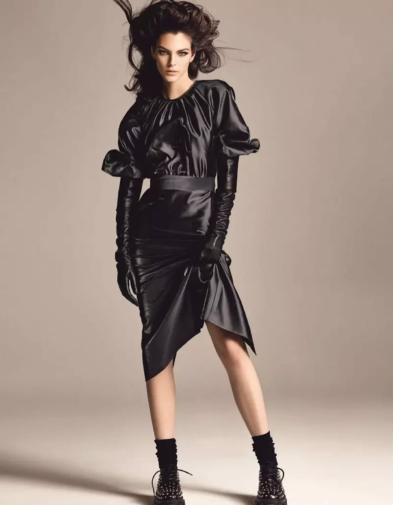 Vittoria Ceretti Poses hauv Super Glam Styles rau Vogue Nyiv